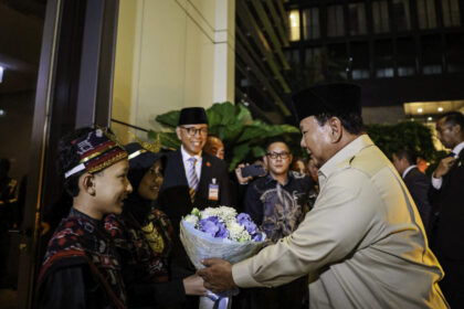 kehangatan diaspora indonesia sambut kedatangan presiden prabowo di bangkok