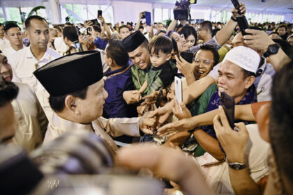 silaturahmi lebaran, presiden prabowo sambut ribuan warga di istana kepresidenan jakarta