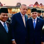 akhiri kunjungan dengan keakraban hangat, presiden prabowo lepas presiden erdogan tinggalkan indonesia