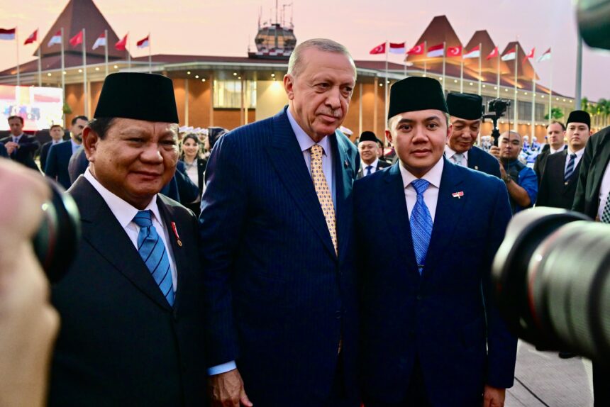 akhiri kunjungan dengan keakraban hangat, presiden prabowo lepas presiden erdogan tinggalkan indonesia