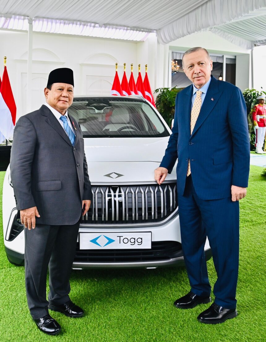 hadiah persahabatan, presiden erdoğan serahkan mobil listrik togg t10x kepada presiden prabowo