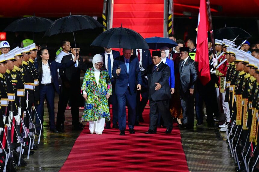 presiden prabowo sambut hangat kedatangan presiden erdogan di bandara