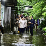 presiden prabowo tinjau warga terdampak banjir di bekasi