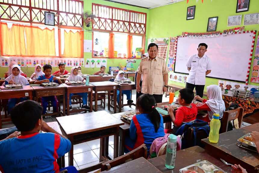 presiden prabowo subianto tinjau pelaksanaan makan bergizi gratis di jakarta