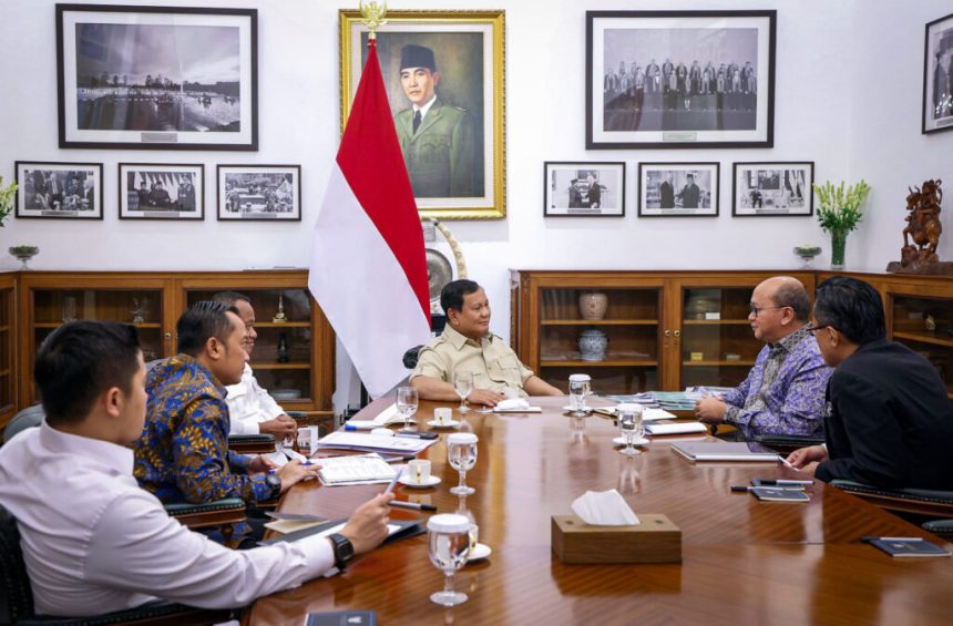 presiden prabowo bahas percepatan hilirisasi dan peningkatan lifting migas bersama jajaran menteri