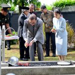 pm jepang ishiba shigeru dan istri beri penghormatan di tmpn utama kalibata
