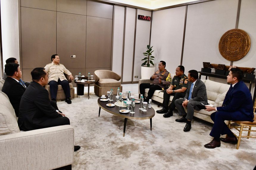 usai lawatan ke mesir, presiden prabowo tiba di tanah air dan langsung melakukan rapat terbatas