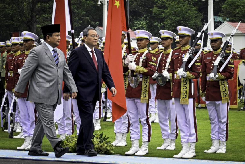 presiden prabowo sambut premier li qiang dalam upacara resmi penuh kehormatan di istana merdeka