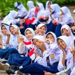 story from monas, students, people enthusiastically welcome premier li qiang