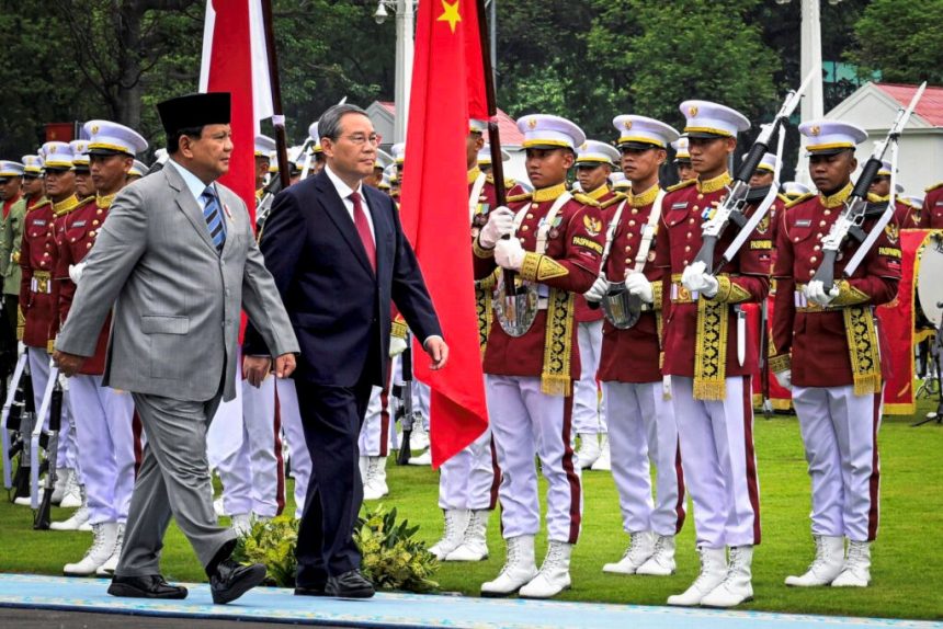 president prabowo subianto welcomes chinese premier at merdeka palace