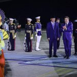 presiden macron tiba di jakarta, apresiasi keindahan indonesia dan persahabatan dengan presiden prabowo