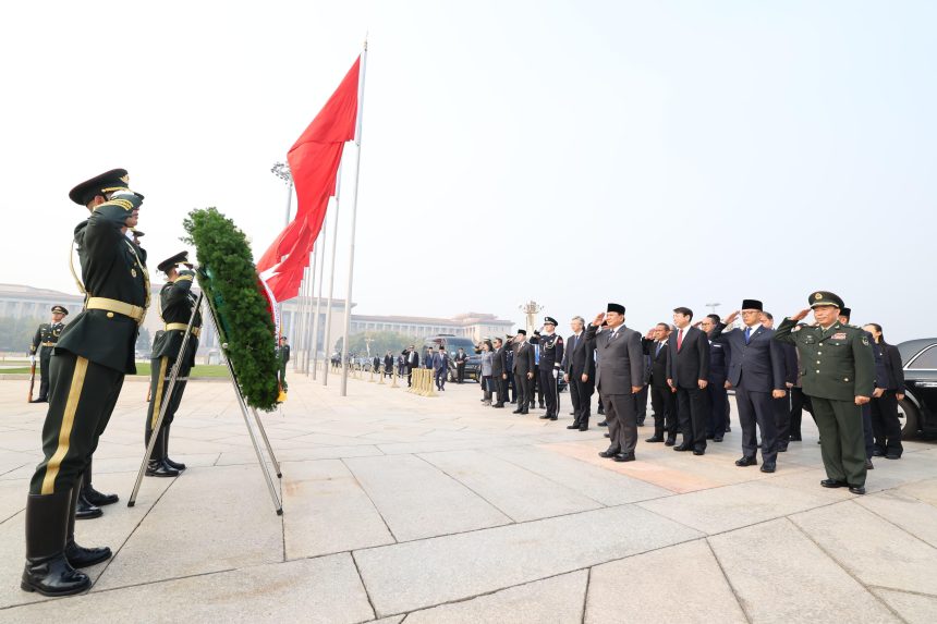 presiden prabowo kunjungi monumen pahlawan rakyat di beijing