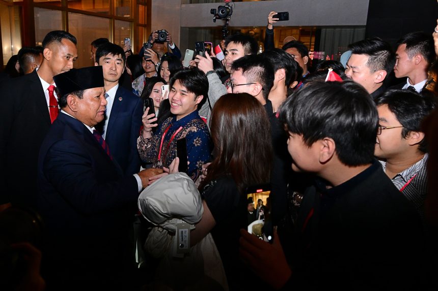 presiden prabowo disambut hangat mahasiswa dan warga di beijing