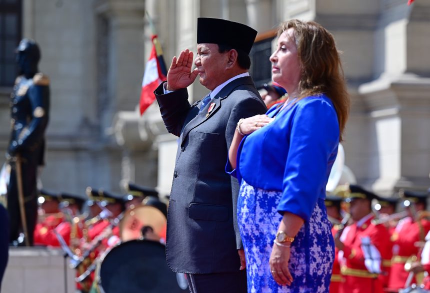 kunjungan resmi, presiden prabowo subianto disambut upacara kehormatan di istana pemerintahan peru