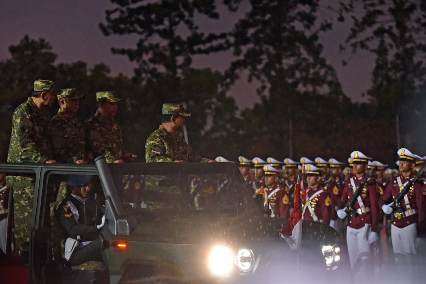 presiden prabowo pimpin upacara parade senja dan penurunan bendera di akademi militer, magelang, jawa tengah