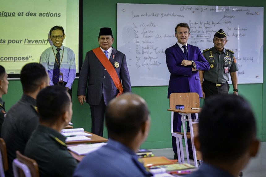 presiden macron apresiasi peserta latihan akmil: “terima kasih telah belajar bahasa prancis”