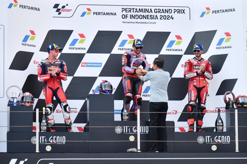 presiden jokowi saksikan dan serahkan trofi juara pertamina grand prix of indonesia 2024