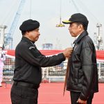 presiden jokowi terima brevet hiu kencana di atas kri rjw – 992