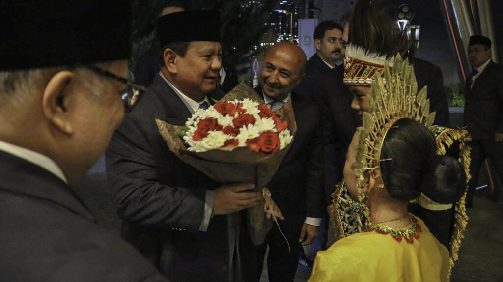 antusiasme diaspora dan mahasiswa indonesia sambut kedatangan presiden prabowo di ankara 18 antusiasme diaspora dan mahasiswa indonesia sambut kedatangan presiden prabowo di ankara