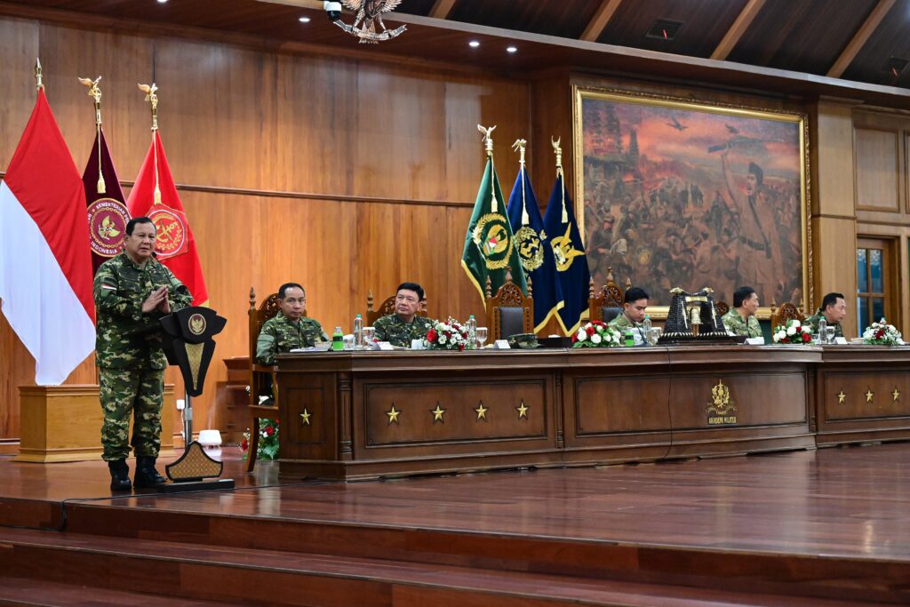 presiden prabowo gelar jamuan santap malam kabinet merah putih di akademi militer