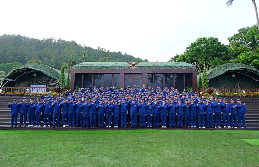 usai retreat, jajaran kabinet merah putih bawa semangat kebersamaan ke jakarta 18 usai retreat, jajaran kabinet merah putih bawa semangat kebersamaan ke jakarta