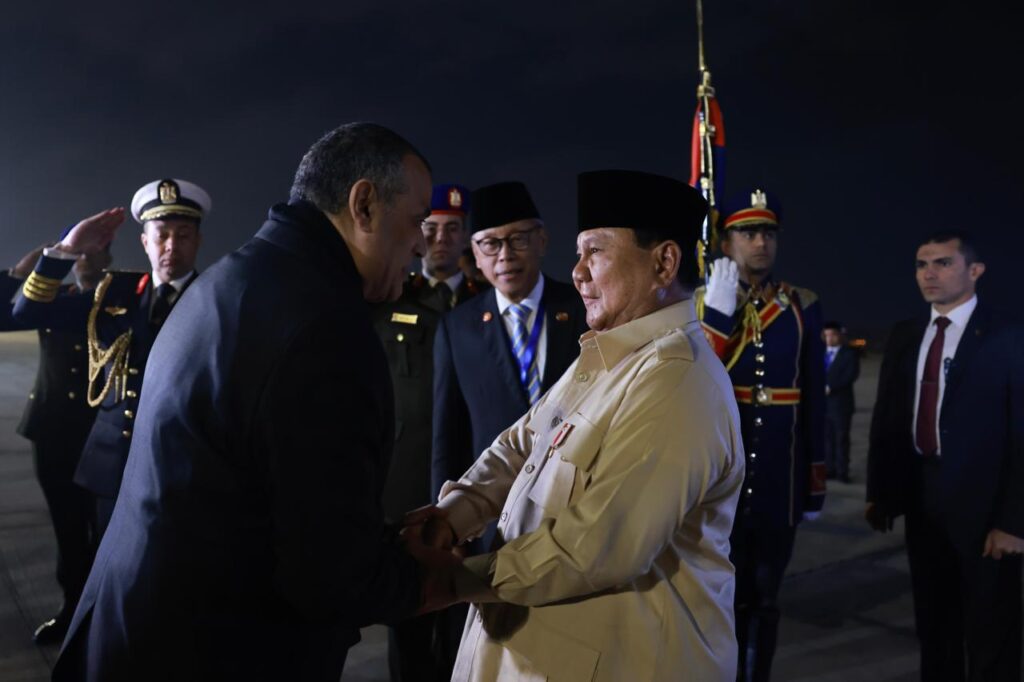 presiden prabowo tiba di mesir untuk hadiri ktt d-8 18 presiden prabowo tiba di mesir untuk hadiri ktt d-8