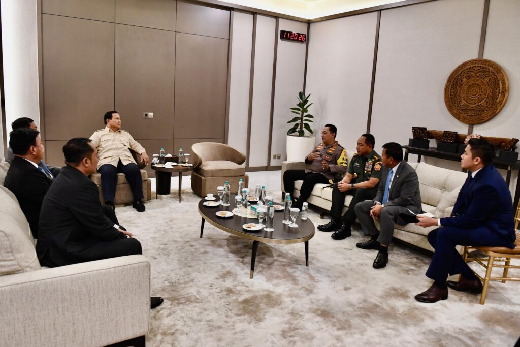 usai lawatan ke mesir, presiden prabowo tiba di tanah air dan langsung melakukan rapat terbatas 18 usai lawatan ke mesir, presiden prabowo tiba di tanah air dan langsung melakukan rapat terbatas