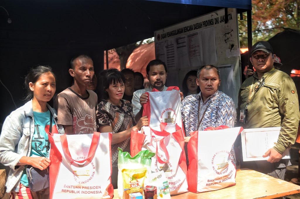 presiden jokowi serahkan bantuan untuk masyarakat terdampak kebakaran di kecamatan manggarai 18 presiden jokowi serahkan bantuan untuk masyarakat terdampak kebakaran di kecamatan manggarai