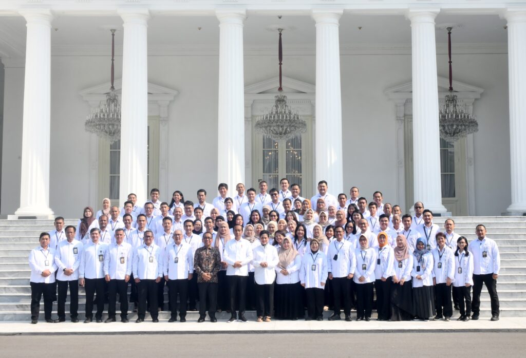 jelang purnatugas, presiden jokowi dan ibu iriana pamitan dengan keluarga besar istana 18 jelang purnatugas, presiden jokowi dan ibu iriana pamitan dengan keluarga besar istana