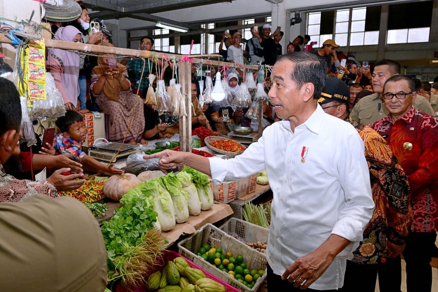 kunjungi pasar sanggam adji dilayas, presiden jokowi sapa pedagang dan masyarakat