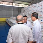 presiden jokowi tinjau ketersediaan beras dan serahkan bantuan pangan di tanah grogot