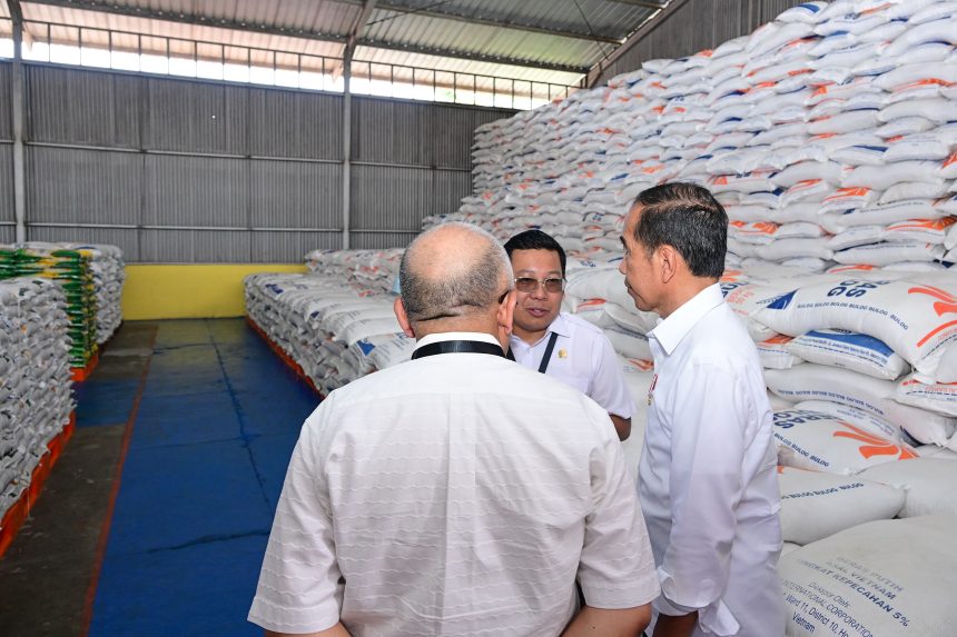 presiden jokowi tinjau ketersediaan beras dan serahkan bantuan pangan di tanah grogot