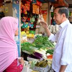 kunjungi pasar dukuh kupang, presiden jokowi cek harga dan interaksi dengan warga