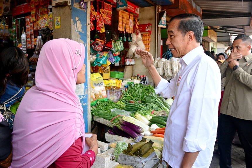 kunjungi pasar dukuh kupang, presiden jokowi cek harga dan interaksi dengan warga