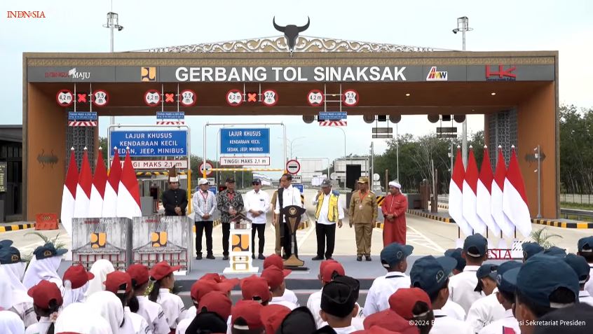 presiden jokowi resmikan ruas tol binjai-langsa dan kuala tanjung-tebing tinggi-parapat