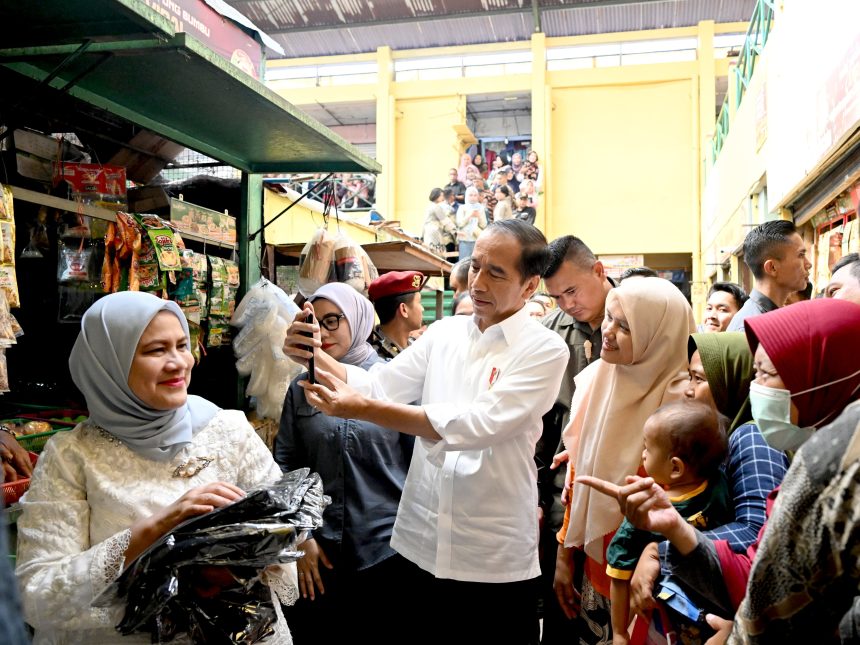tinjau pasar soponyono surabaya, presiden: harga pangan pada kondisi baik