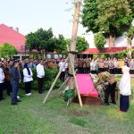 presiden jokowi dan ibu iriana tanam pohon di halaman istana kepresidenan jakarta