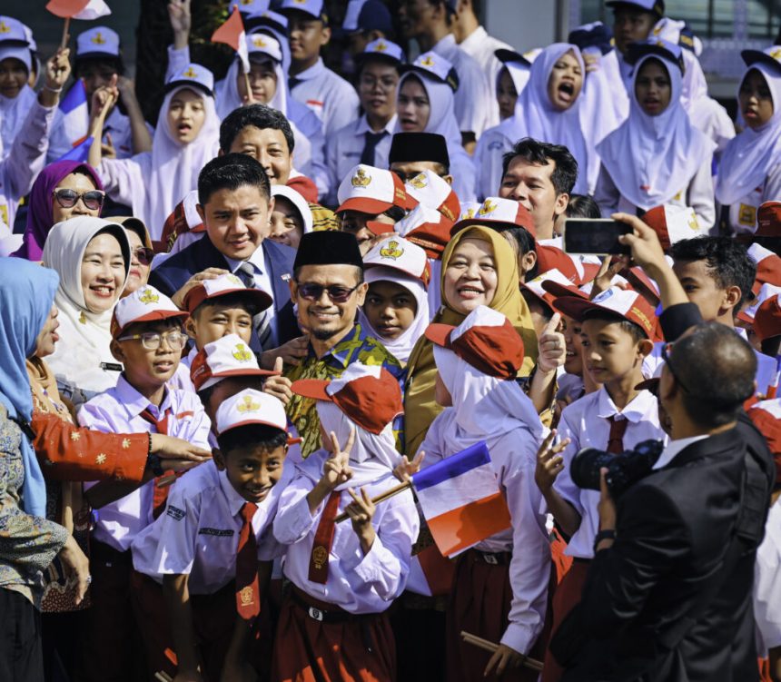 cabinet secretary urges all nation’s elements to revive indonesia’s identity