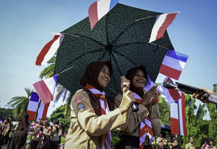 with great enthusiasm, students welcome french president’s state visit