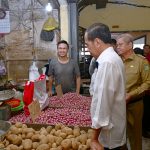 kunjungi pasar mawar pontianak, presiden jokowi: harga baik dan stabil
