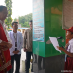 elementary school students welcome president jokowi at waikabubak regional hospital with poem
