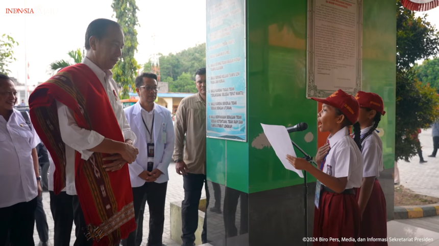 elementary school students welcome president jokowi at waikabubak regional hospital with poem