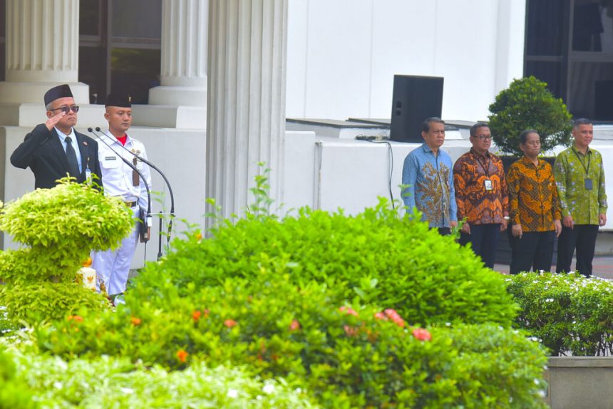 presidential office personnel pledge allegiance to pancasila in pancasila sanctity day ceremony