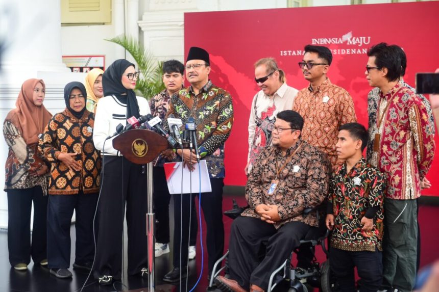 president jokowi meets persons with disabilities at merdeka palace