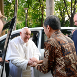 sambut paus fransiskus dalam misa suci di gbk, presiden jokowi: semoga menjadi berkat bagi sesama