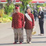 seskab pramono anung hadiri upacara kemerdekaan dengan busana khas kediri