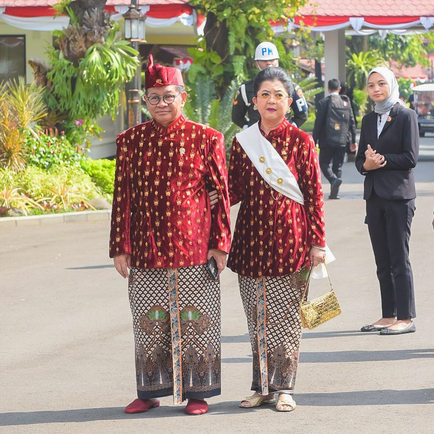 seskab pramono anung hadiri upacara kemerdekaan dengan busana khas kediri