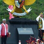 deputi polhukam setkab pimpin upacara hut ke-79 ri di plbn badau