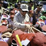 disambut meriah warga, presiden prabowo tiba di bengkayang untuk panen raya jagung