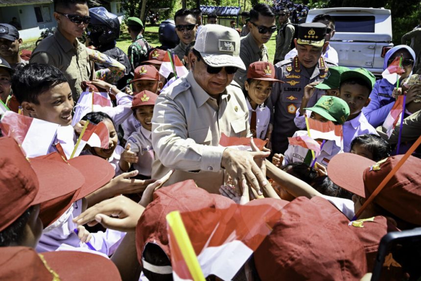 disambut meriah warga, presiden prabowo tiba di bengkayang untuk panen raya jagung